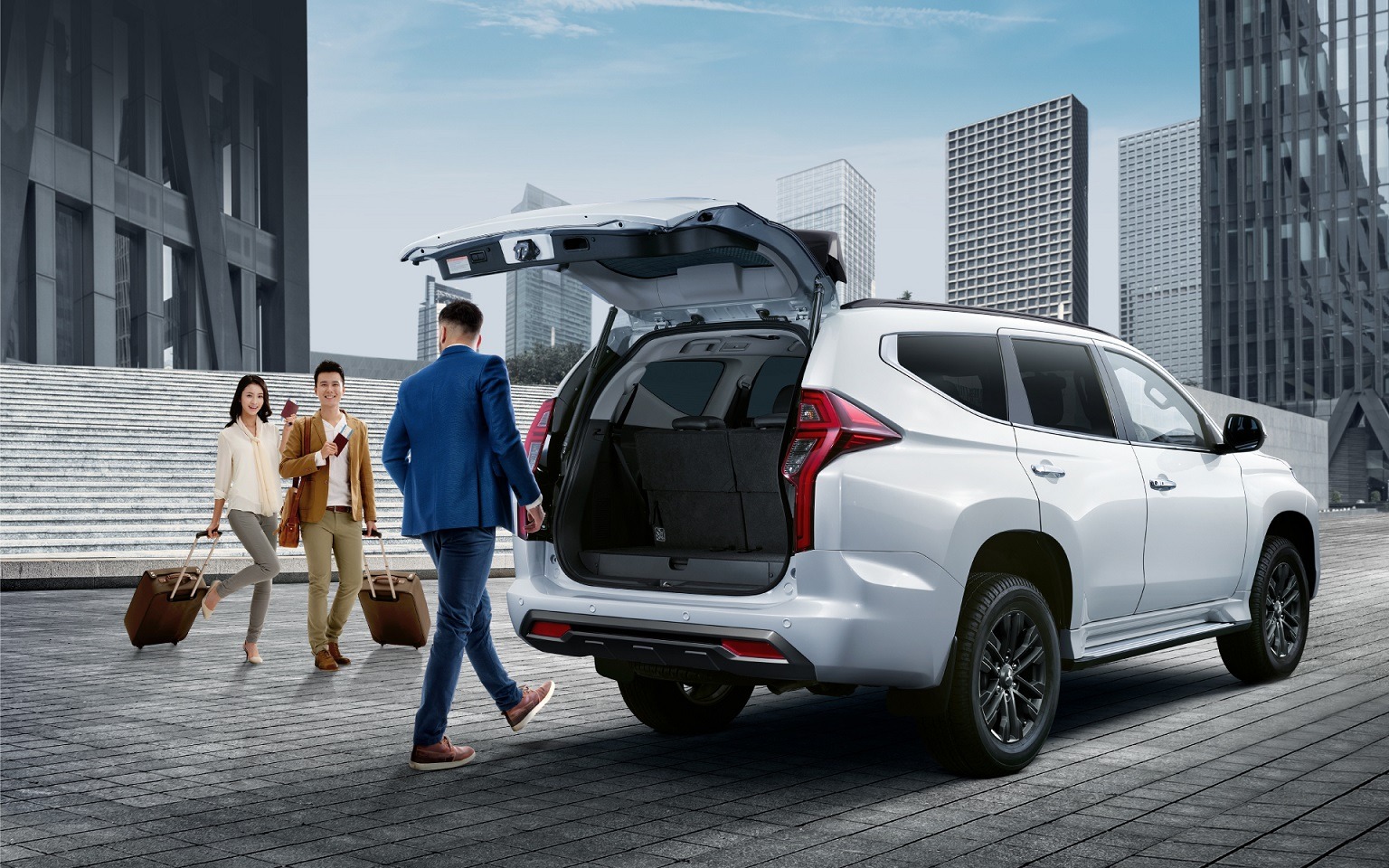 Cảm biến đ&aacute; cốp th&ocirc;ng minh tr&ecirc;n Pajero Sport