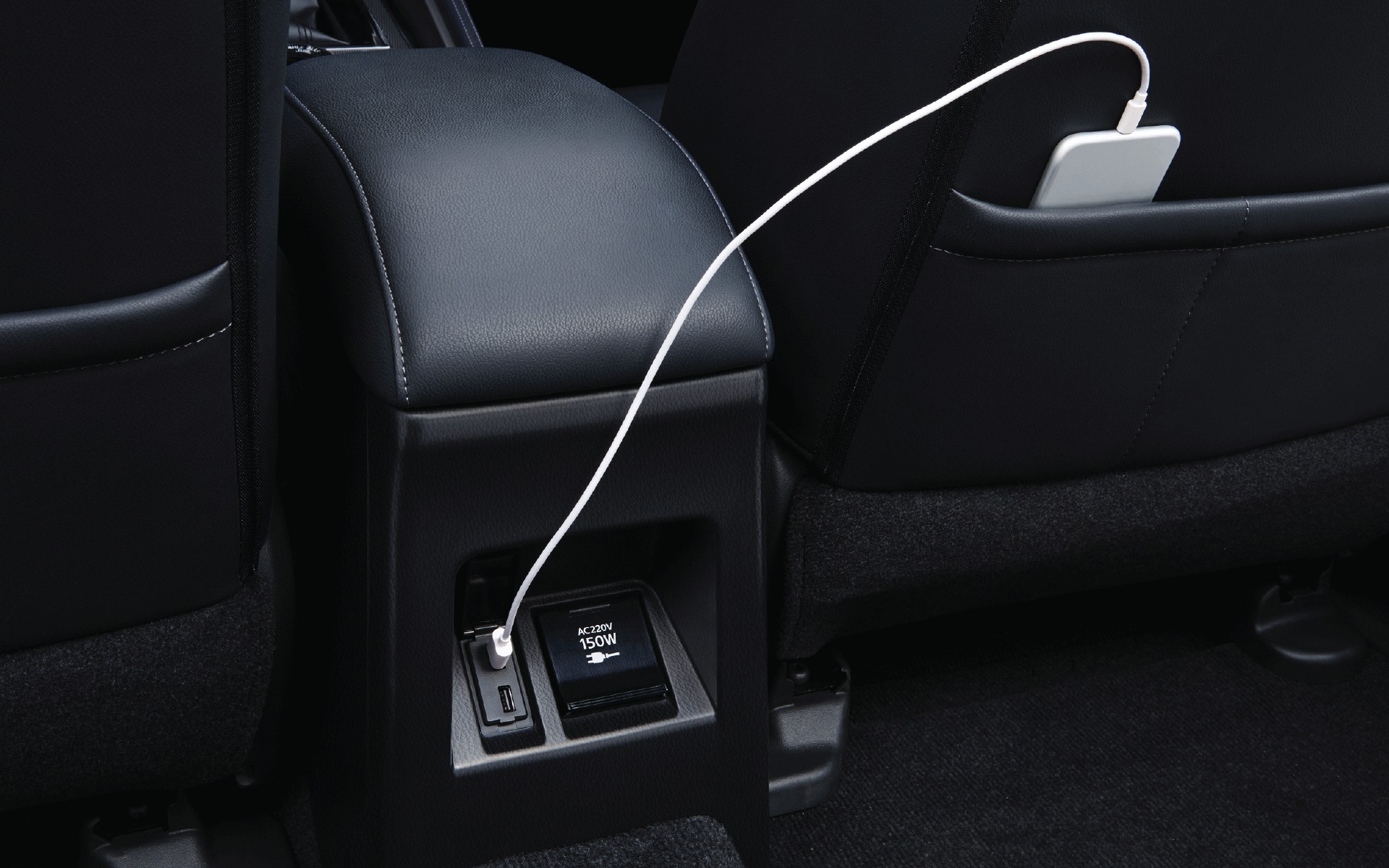 Cổng sạc USB v&agrave; ổ cắm điện h&agrave;ng ghế sau